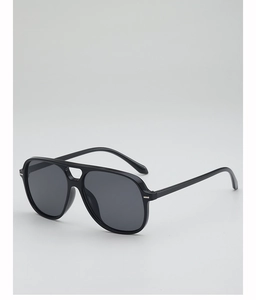 Détail de lunettes de soleil aviateur noires à double pont et monture carrée