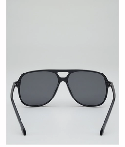 Détail de lunettes aviateur noires brillantes avec double pont et verres fumés