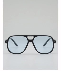 Détail de lunettes aviateur avec monture noire, double pont et verres bleu océan