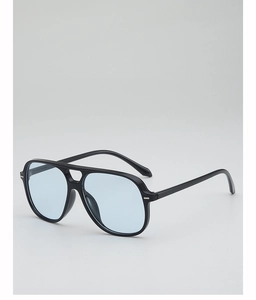 Vue détaillée de lunettes aviateur à monture noire brillante et verres bleu océan clairs