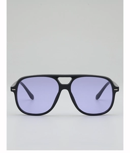 Détail d'une monture noire à double pont avec verres teintés violet clair et rivets en métal