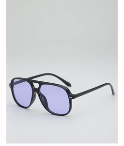 Détail de lunettes pilote oversize avec monture noire épaisse et verres violets