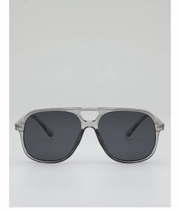 Vue détaillée de lunettes aviateur gris transparent avec double pont et verres gris foncé