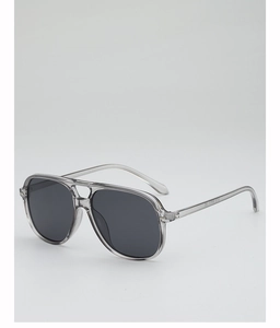 Détail de lunettes aviateur à double pont avec monture en résine grise transparente
