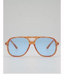 Détail de lunettes aviateur surdimensionnées en écaille avec des verres bleu océan