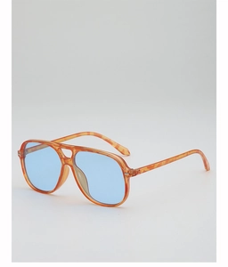 Gros plan de lunettes aviateur vintage avec monture ambre à double pont et verres bleus
