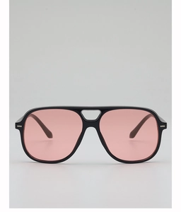 Détail de verres roses transparents et monture double pont noire de lunettes aviateur