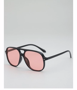 Détail de lunettes aviateur à large monture noire avec verres dégradés orange et rose