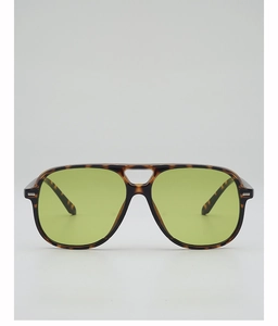 Détail de lunettes aviateur écaillées avec verres verts et design à double pont