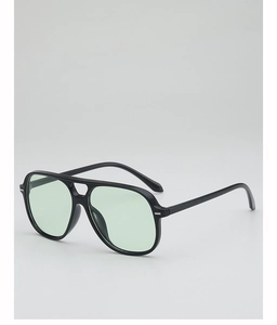 Détail des grandes lunettes de soleil aviateur avec monture noire et verres verts