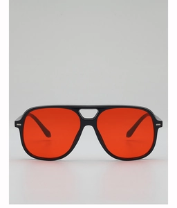 Gros plan de lunettes aviateur classiques avec monture noire et verres rouges