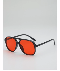 Gros plan de lunettes d'aviateur rétro avec monture noire à double pont et verres rouges
