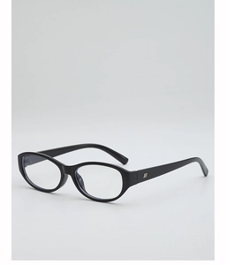 Détail de lunettes ovales noires montrant le logo argenté sur la branche latérale