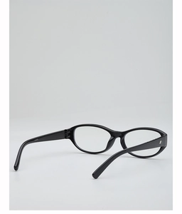 Détail des lunettes à monture ovale noire avec le numéro de modèle CY5636 sur la branche
