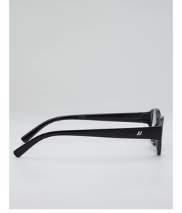 Détail du modèle CY5636 montrant les branches noires larges et accents de logo en métal