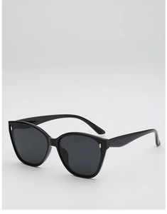 Détail de lunettes de soleil œil-de-chat noires avec accents métalliques argentés