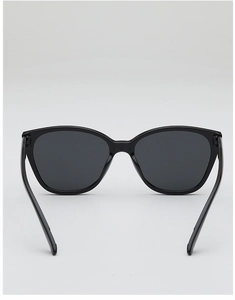 Détail des lunettes de soleil noires surdimensionnées avec plaquettes de nez intégrées