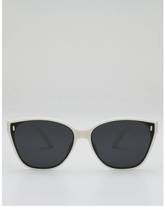 Gros plan de lunettes de soleil œil-de-chat blanches avec rivets ovales et verres foncés