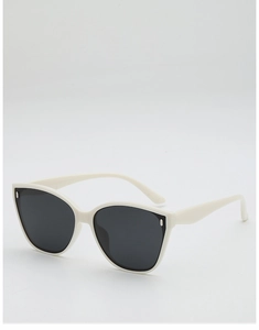 Détail de lunettes de soleil œil-de-chat blanches avec verres foncés et accents en métal