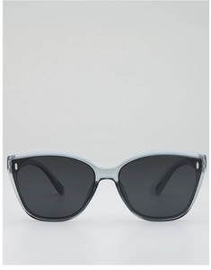 Détail de lunettes de soleil œil de chat grises avec rivets en métal et verres UV