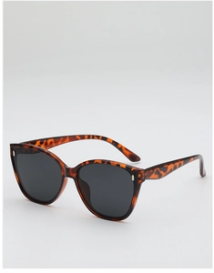 Détail de lunettes de soleil œil-de-chat écaillées avec ornements métalliques