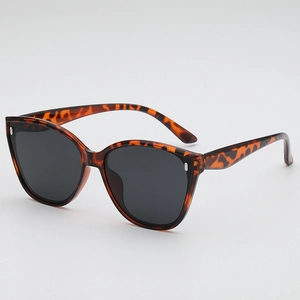 Lunettes de soleil œil-de-chat surdimensionnées en écaille avec verres foncés de profil
