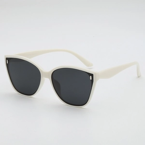 Lunettes de soleil œil de chat blanc crème chic avec verres noirs et look rétro