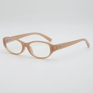 Monture de lunettes ovale beige translucide avec logo argenté, vue à 45 degrés