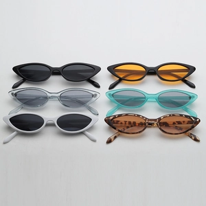 Détail d'un lot de six lunettes de soleil œil de chat aux couleurs variées et tendance