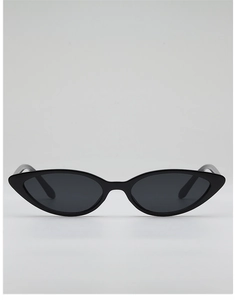 Vue de face de lunettes de soleil œil-de-chat noires avec monture fine et verres teintés
