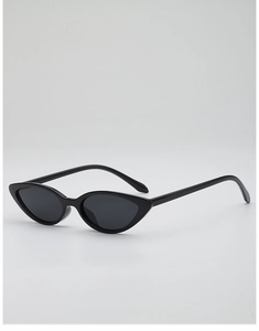 Détail de lunettes de soleil œil-de-chat noires tendance avec finition haute brillance