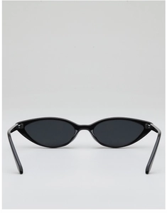 Vue détaillée de l'intérieur des lunettes de soleil œil-de-chat noires à verres gris