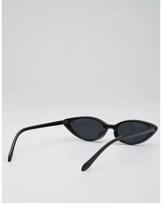 Gros plan de lunettes de soleil œil-de-chat noires avec monture en résine et verres UV