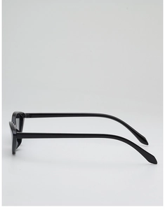 Détail des branches de lunettes de soleil œil-de-chat noires au design ergonomique