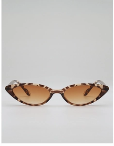 Détail des lunettes de soleil œil-de-chat en écaille avec verres orange dégradés
