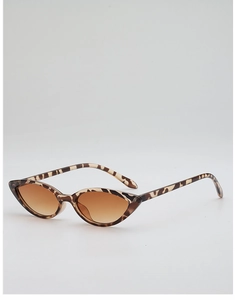 Détail des lunettes de soleil œil de chat en écaille avec verres dégradés marron rétro