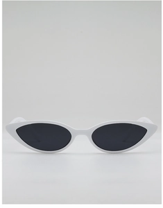 Gros plan sur des lunettes de soleil œil-de-chat blanches avec monture rétro étroite