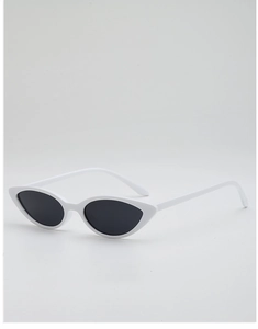 Gros plan de lunettes de soleil œil de chat blanches étroites avec verres noirs rétro