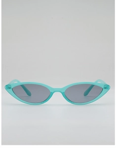 Détail de lunettes de soleil œil-de-chat translucides turquoise avec verres UV gris