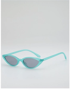 Gros plan sur des lunettes de soleil œil-de-chat turquoise avec verres foncés