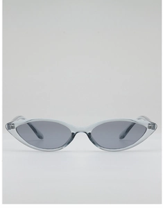 Détail de lunettes de soleil œil de chat avec monture grise translucide et rivets
