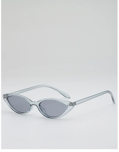 Détail rapproché de lunettes de soleil œil-de-chat en bleu-gris transparent et verres sombres