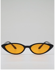 Détail de lunettes de soleil œil-de-chat rétro avec monture noire et verres teintés orange
