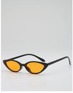 Gros plan détaillé des lunettes œil de chat rétro avec monture noire et verres orange