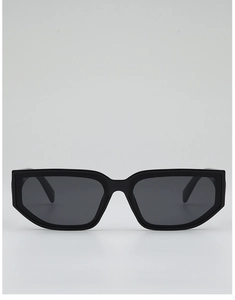 Vue de face de lunettes de soleil œil-de-chat vintage avec monture rectangulaire noire