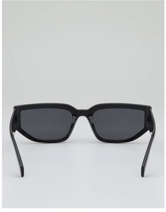 Vue arrière des lunettes de soleil œil de chat noires avec monture rectangulaire
