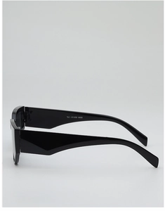 Vue détaillée de la branche de lunettes de soleil noires montrant le numéro du modèle