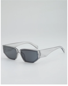 Détail de lunettes de soleil œil-de-chat vintage avec monture grise transparente et verres