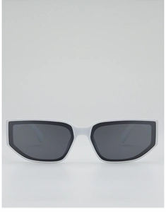 Vue détaillée de face de lunettes de soleil blanches rectangulaires avec verres UV gris