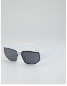 Gros plan sur lunettes de soleil œil-de-chat blanches avec verres gris et branches larges